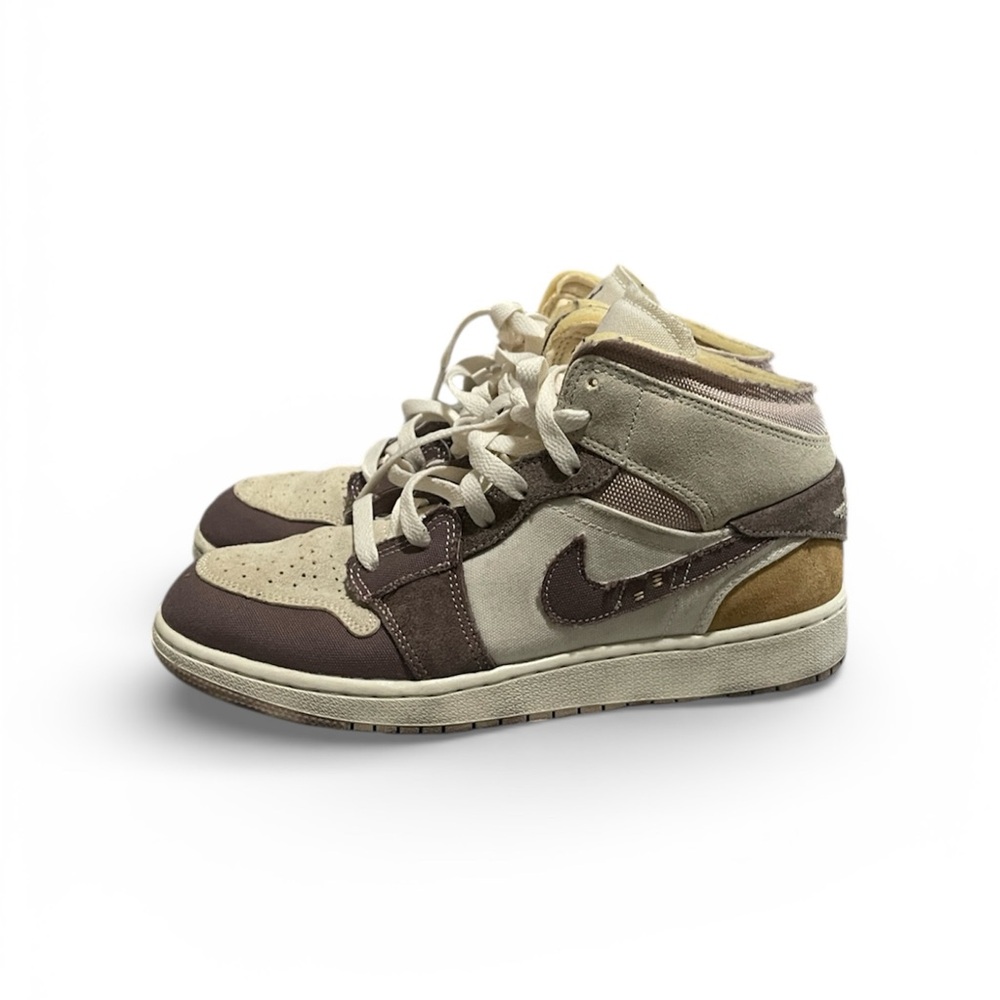 Nike Sneakers in Gray and Cream - Picture 4 of 7